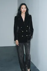 Pantalón de jean negro de tiro medio, corte wide leg y largo hasta el tobillo. Tiene bolsillos delanteros y traseros, trabillas en la cintura, efecto lavado y cremalleras metálicas en el ruedo.