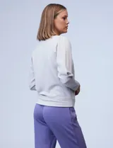 Buzo gris claro de jersey, marca Nanette, con cuello redondo y mangas largas abullonadas con detalle de pinzas en los hombros.