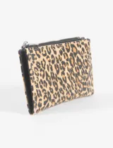 Tarjetero monedero con estampado de leopardo y cierre superior con cremallera.