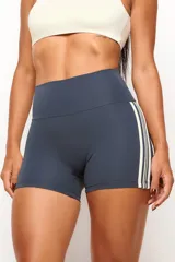 Short Everylift de entrenamiento color azul marino, de tiro alto, confeccionado en poliamida y elastano. Presenta diseño ajustado, sin costura frontal y tiras laterales verticales en color blanco a contratono.