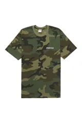 Remera de manga corta con estampado de camuflaje militar en tonos verdes, marrones y negros. Presenta el logo de la marca bordado en tipografía gótica en el pecho.