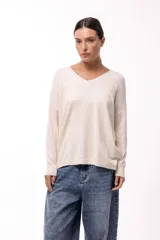 Sweater de tejido de punto fino color tostado, con cuello en V, mangas largas con puños acanalados y diseño de calce relajado.