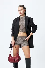 Short negro de punto con textura acanalada.