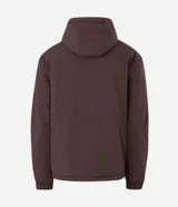Campera tipo parka color marrón con capucha estructurada, cierre frontal y bolsillo vertical con cierre en el pecho. Presenta detalles de estampado utilitario en el frente y recortes en el cuerpo.