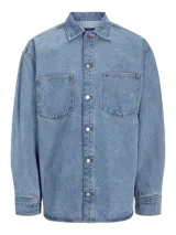 Sobrecamisa de denim celeste, de corte amplio, con cuello clásico, cierre frontal con botones, mangas largas y bolsillos de parche en el pecho.