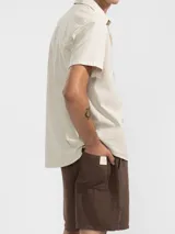 Short de hombre confeccionado en lino premium, con cintura elástica y cordón de ajuste. Presenta un diseño de corte relajado con bolsillos laterales y traseros.