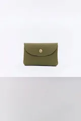 Monedero de cuero verde militar, de formato rectangular con solapa curva y cierre de botón a presión metálico.