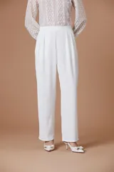 Pantalon de vestir blanco de corte recto y silueta amplia, con pinzas en la cintura y caída fluida.