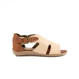 Sandalia baja de cuero combinada en tonos beige y marrón, con diseño de capellada cerrada con aberturas laterales y tira ajustable con hebilla metálica en el talón.