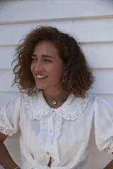 Aros colgantes con diseño orgánico inspirado en corales naturales, con acabado metálico brillante y cierre de perno con mariposa.