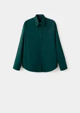 Camisa de popelín de algodón de corte oversize, color verde oscuro, con manga larga, cuello camisero y cierre frontal de botones.