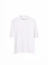 Polera de tejido acanalado, color blanco, con cuello alto y mangas cortas.