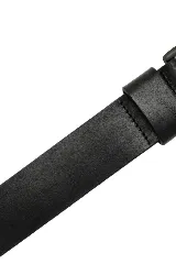 Cinto de cuero negro con hebilla metálica oscura y pasador.
