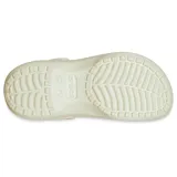 Zueco Crocs modelo Classic Platform, color negro, con suela exterior elevada y contorneada. Presenta orificios de ventilación en la parte delantera y correa trasera ajustable.