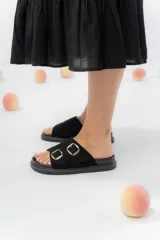 Sandalias color beige con dos tiras anchas con hebillas metálicas doradas, confeccionadas en material gamuzado sintético. Suela acolchada y antideslizante.
