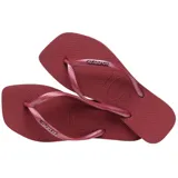 Ojotas Havaianas modelo Slim Square con puntera cuadrada, diseño minimalista en color negro con tiras finas y logo metálico aplicado.