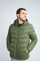 Campera puffer de hombre con capucha, cierre frontal completo y bolsillos laterales. Diseño acolchado con costuras horizontales.