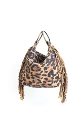 Bolso hobo con estampado animal print en tonos marrón y negro, con flecos largos en los laterales y asas de aro metálico.
