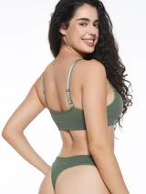 Top de bikini color verde militar con brillo, diseño triangular y tirantes ajustables.