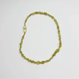 Collar de cuentas irregulares de apatita amarilla con cierre y terminaciones en baño de oro.