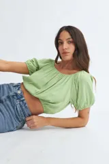 Blusa roja con escote cuadrado, mangas cortas abullonadas y cierre frontal con botones.