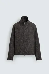 Sobrecamisa de corte relajado confeccionada en tejido con viscosa, de color gris oscuro con textura. Presenta cuello subido, cierre frontal con cremallera y bolsillos de vivo en la cadera.