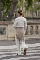 Pantalón tipo palazzo de tiro alto con cintura elástica y costura central marcada en el frente. Confeccionado en tejido de algodón suave.
