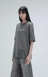 Remera unisex de corte oversize y hombros caídos, color gris concreto. Presenta cuello redondo acanalado y estampa frontal con la frase 'Que no entiendan nada' en color blanco.