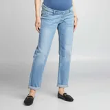 Pantalón de jean celeste de corte recto, con cintura alta elástica para embarazo y ruedo doblado.