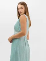 Vestido largo de gasa con hilo metalizado lurex, color beige, con escote en V cruzado y drapeado, cintura alta con aplicaciones de strass y falda larga plisada con movimiento.