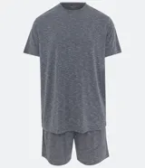 Conjunto de pijama para hombre, compuesto por una remera de manga corta con cuello redondo y un short con cintura elástica y cordón de ajuste. El tejido es de malla flamê con efecto mezcla en tonos beige y marrón.