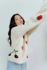 Sweater tejido de lana merino color crema con bordado de frutillas y cerezas.