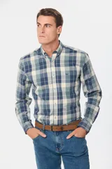 Camisa de manga larga con estampado de cuadros en tonos azules, grises y marrones. Presenta cuello abotonado, bolsillo frontal en el pecho y botones personalizados.