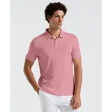 Polo rosado de piqué con cuello clásico, tapeta de dos botones y logo bordado en el pecho.