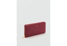 Billetera rectangular de color bordó con textura saffiano, cierre perimetral con cremallera metálica dorada y logo de la marca grabado en el frente.