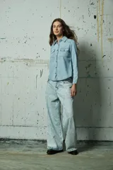 Jean de corte wide leg en color gris lavado, con diseño de tiro alto y cinco bolsillos.
