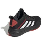 Championes adidas modelo Own The Game de básquet, color negro con detalles en rojo y las tres tiras clásicas en blanco. Presentan capellada de malla y materiales sintéticos, entresuela con tecnología Lightmotion para mayor amortiguación y suela de goma con inserción roja.