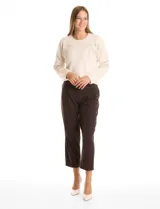 Pantalón de vestir marca Elie Tahari con silueta fluida, diseño de pinzas frontales, bolsillos laterales funcionales y corte wide leg al tobillo.