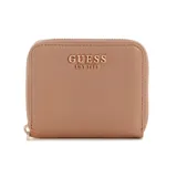 Billetera compacta Guess modelo Isola color beige, de diseño simil cuero con cierre perimetral de cremallera y herrajes metálicos dorados. Presenta el logotipo de la marca y el año de fundación en letras doradas en la parte frontal.