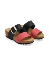 Sandalia de plataforma ergonómica de corcho y EVA, con dos tiras: una tira frontal color rojo y una tira ancha color negro con hebilla metálica dorada ajustable.