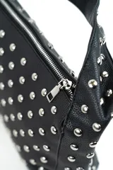 Cartera de hombro color negro, confeccionada en material sintético con textura graneada, totalmente decorada con tachas metálicas plateadas y cierre superior.
