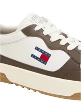 Zapatillas deportivas de corte bajo, color block blanco y marrón oscuro, con cordones. Presentan una suela cupsole de goma color crema y marrón claro, y un parche con el logo de Tommy Jeans en el lateral.