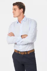 Camisa celeste de vestir, entallada, de manga larga, con cuello clásico y sin bolsillo.