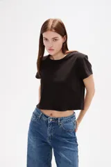 Top cropped de cuello redondo y manga corta, con ajuste al cuerpo.
