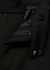 Pantalon de vestir de corte recto y tiro medio, con bolsillos laterales y bolsillos de ribete en la parte posterior. Presenta trabillas para cinturón y cierre frontal.