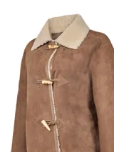 Chaqueta de gamulán con interior forrado en shearling, cuello clásico y cierre frontal con botones tipo toggle.