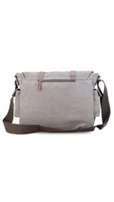 Morral de tela canvas color gris con detalles en cuero marrón, con tapa y doble bolsillo frontal, trasero y laterales. Interior espacioso con compartimento para notebook de 15". Correa de galón regulable para mayor comodidad.