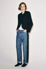 Jeans wide leg de tiro medio y corte recto de Zara, con efecto lavado y detalle de paneles de denim oscuro a contratono en los laterales. Cuenta con bolsillos clásicos y botamangas con vuelta.