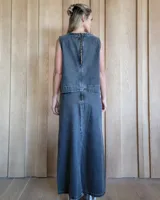 Pollera larga de denim con corte recto, diseño de cinco bolsillos y costuras verticales decorativas.