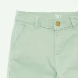 Pantalón chino slim color verde menta, con cierre de botón y cremallera, bolsillos laterales y traseros.